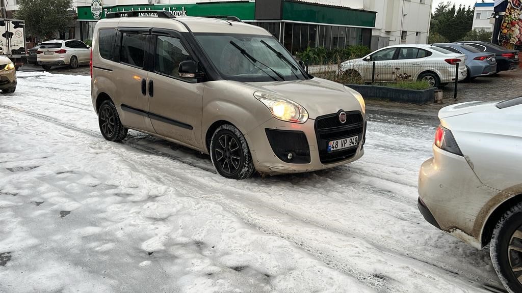 Kar değil köpük! Bodrum’da yol aniden köpürdü