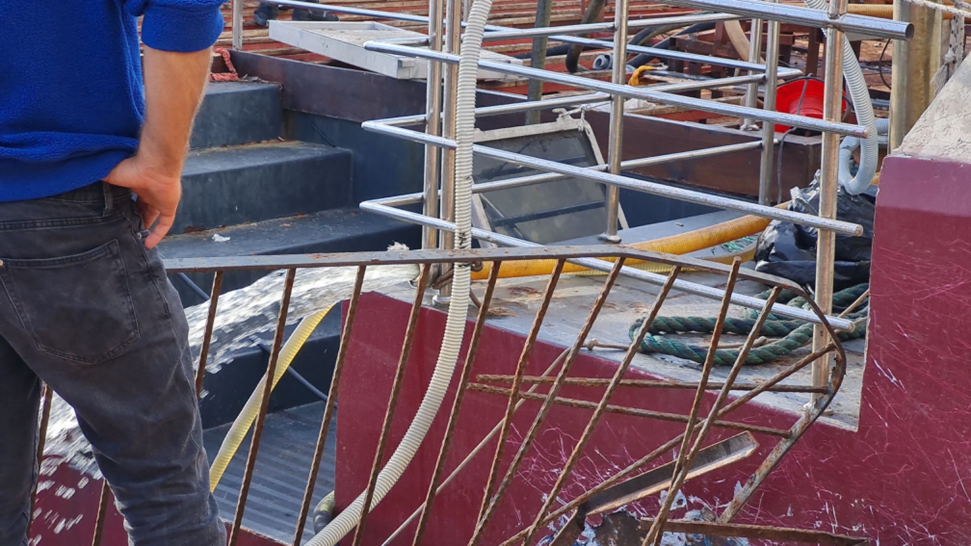  Yüzer disko Catamaran için kurtarma çalışması yapılıyor
