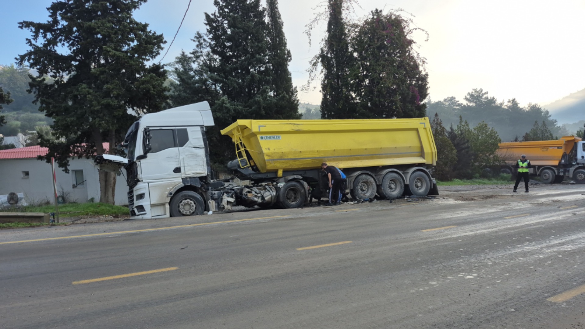 Bodrum'da kamyonlar çarpıştı: 1'i ağır 2 yaralı
