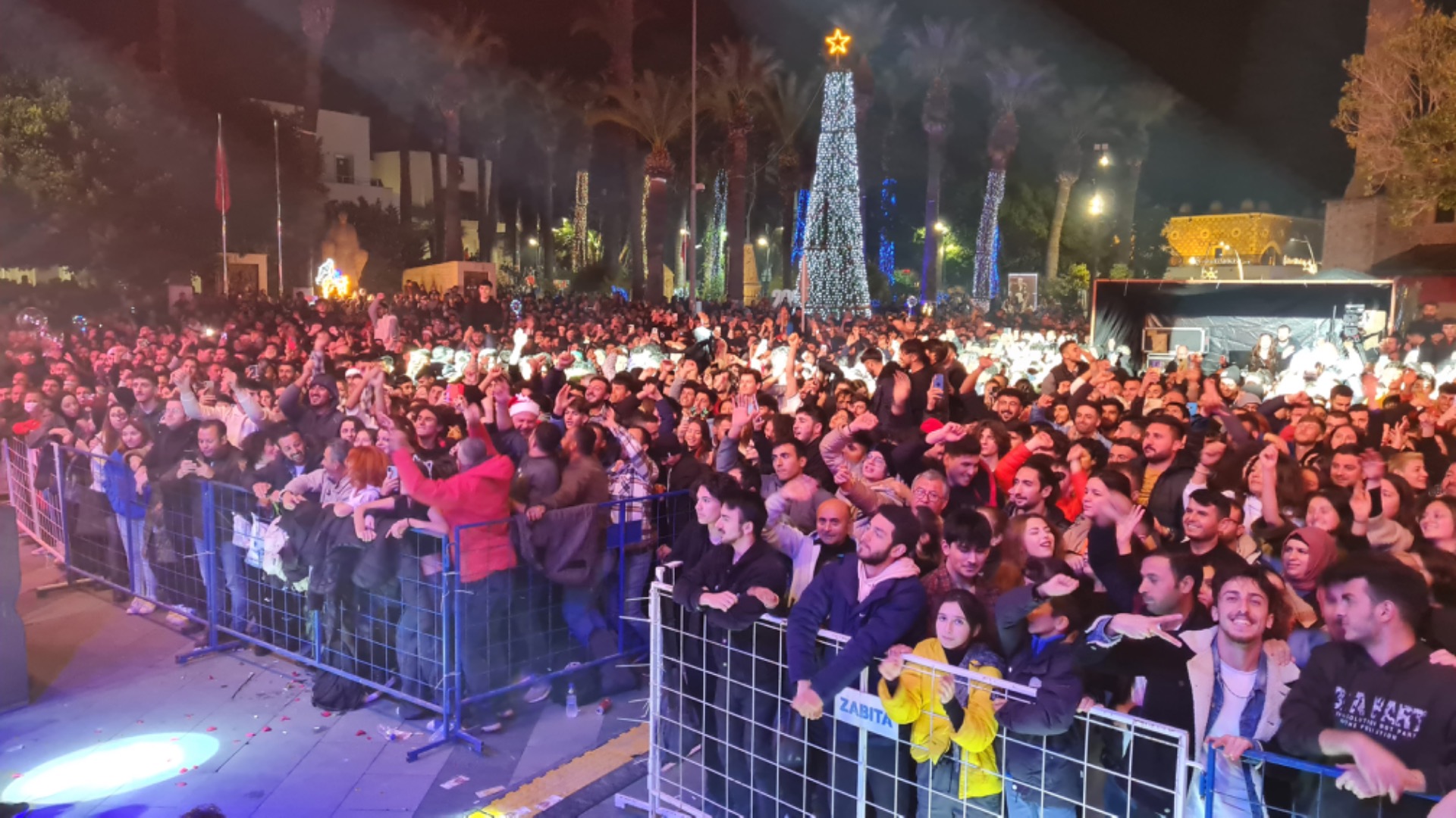 Bodrum yeni yılı Teoman’la karşıladı