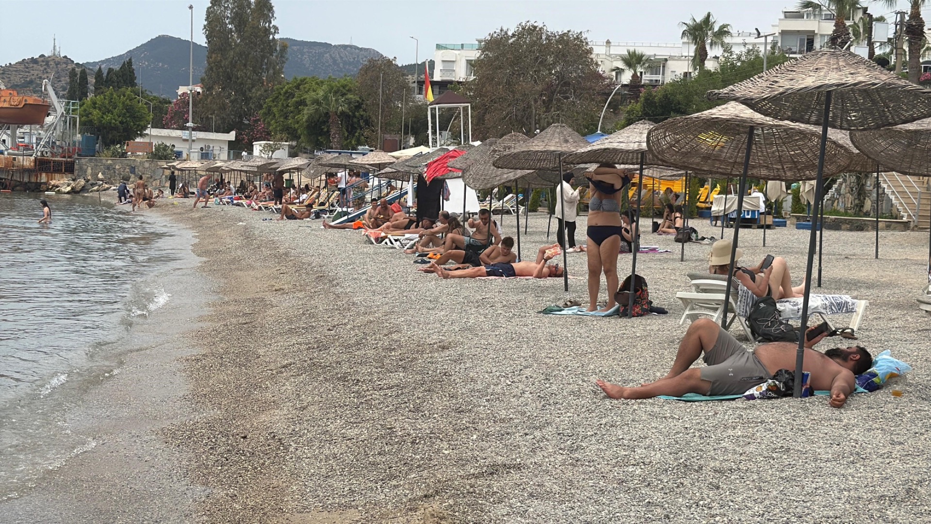 Bodrum'da havaların ısınmasıyla vatandaşlar denize akın etti