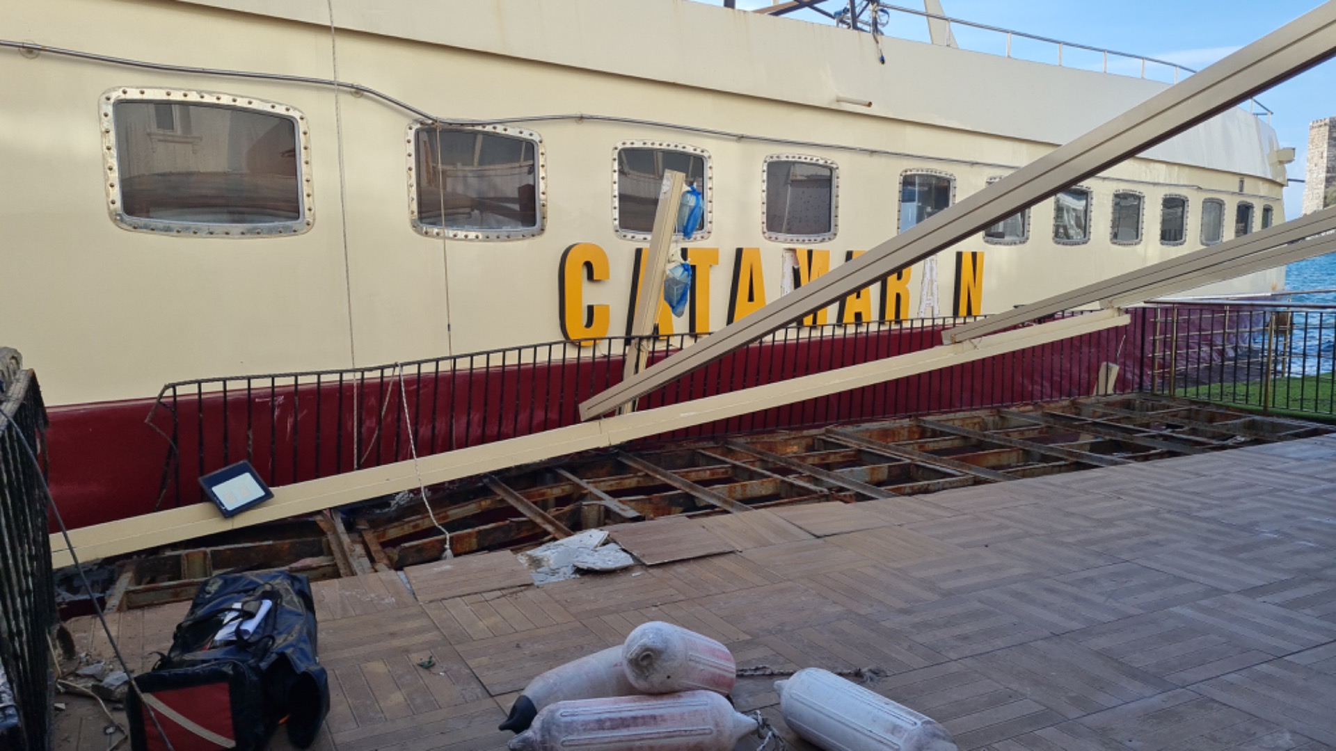  Yüzer disko Catamaran için kurtarma çalışması yapılıyor