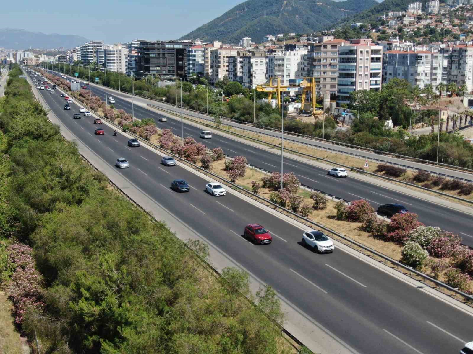 Tatilciler akın akın Çeşme, Bodrum, Kuşadası ve diğer tatil bölgelerine gidiyor