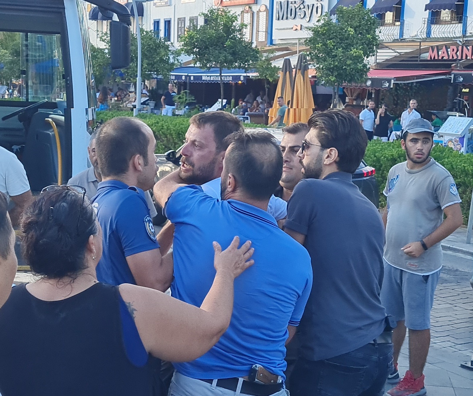 İki grup birbirine girdi, ortalık savaş alanına döndü: 1 polis yaralı