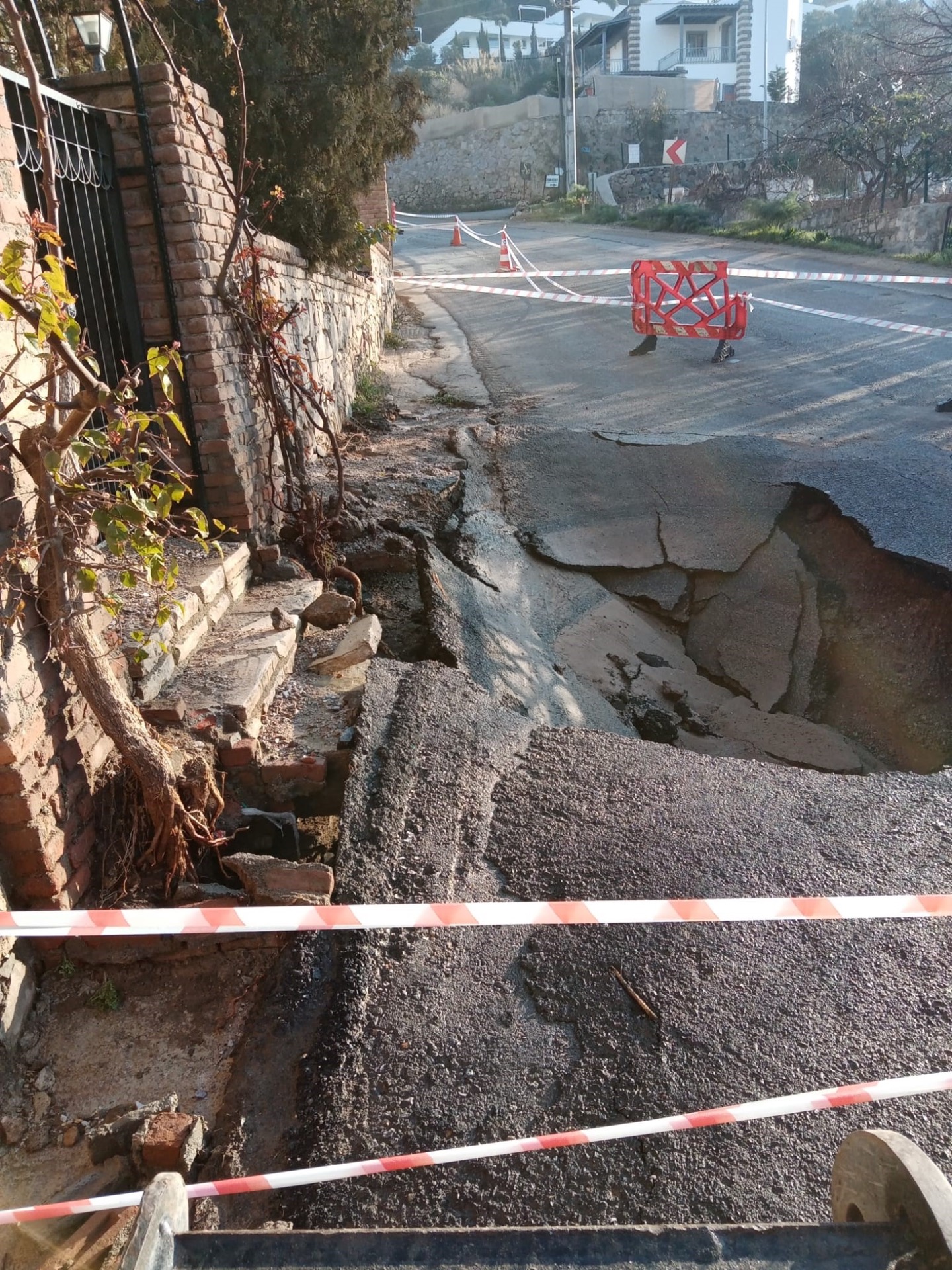 Bodrum’da yine isale hattı patladı, ev ve bahçeleri su bastı!