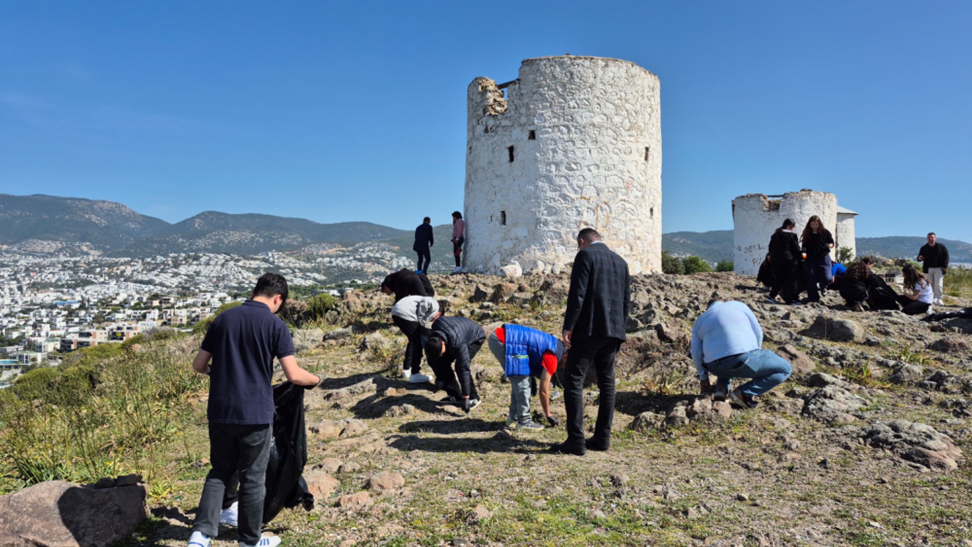 Turizm Haftası'nı temizlik yaparak kutladılar