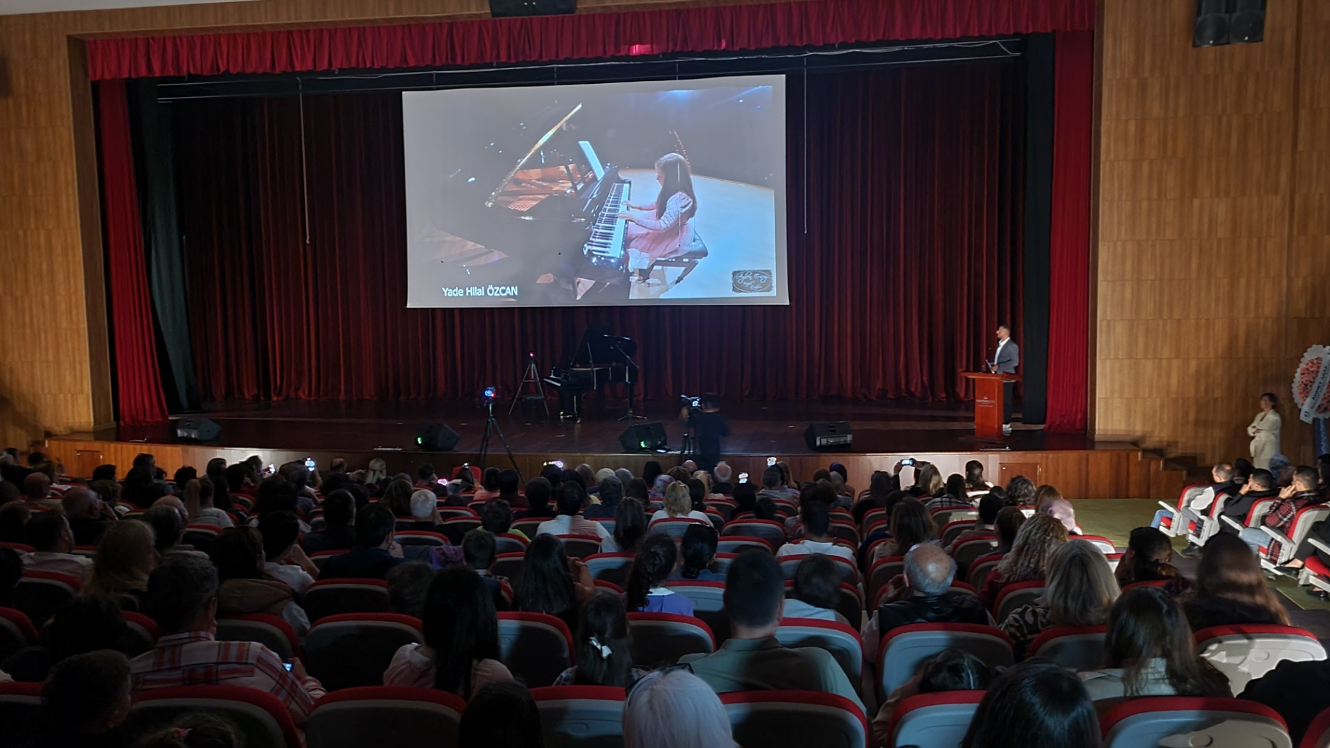 Depremde yaşamın yitiren ilkokul öğrencisi Yade konserle anıldı