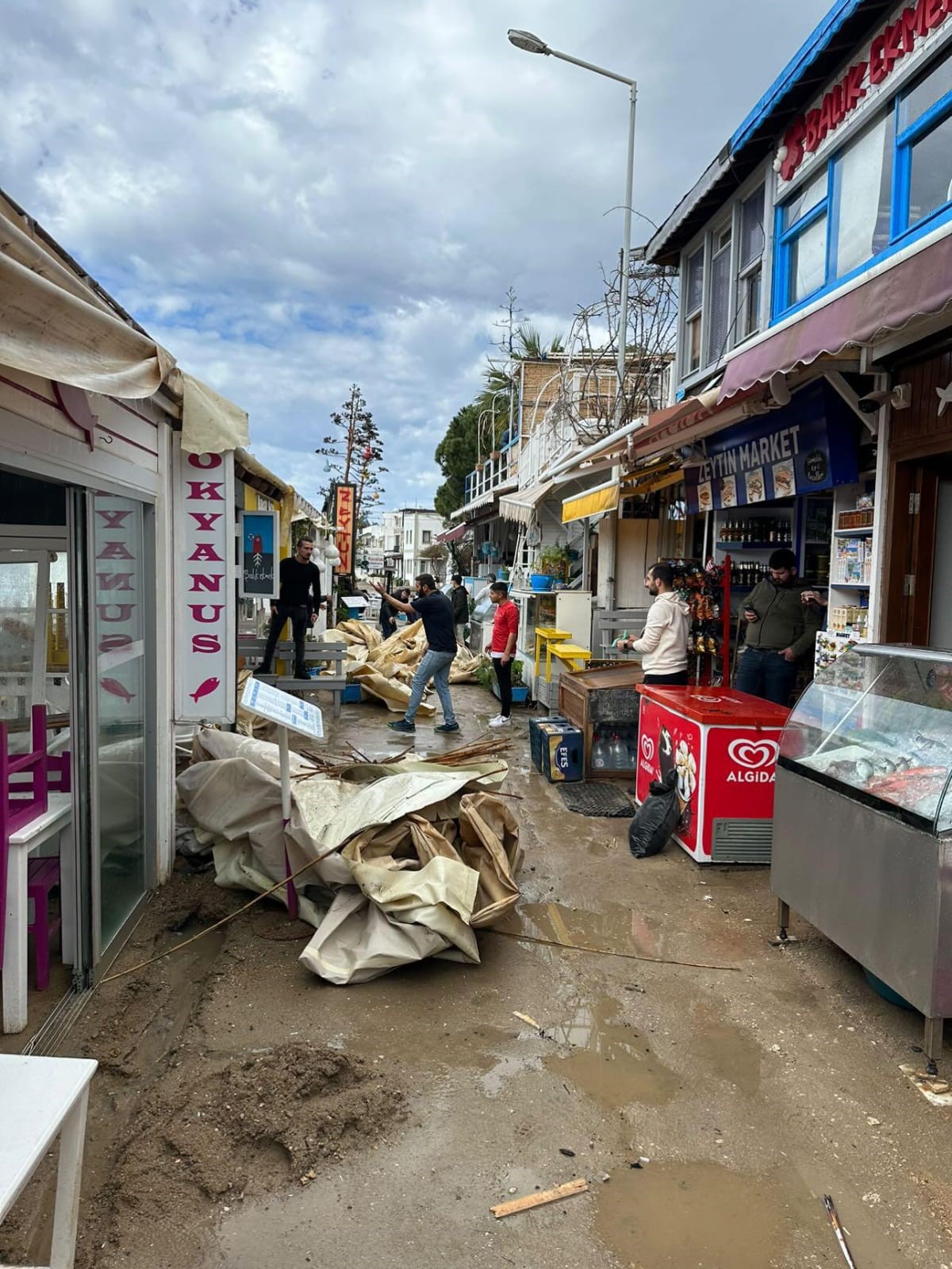 Bodrum’u fırtına vurdu, çatıları uçurdu, camları kırdı