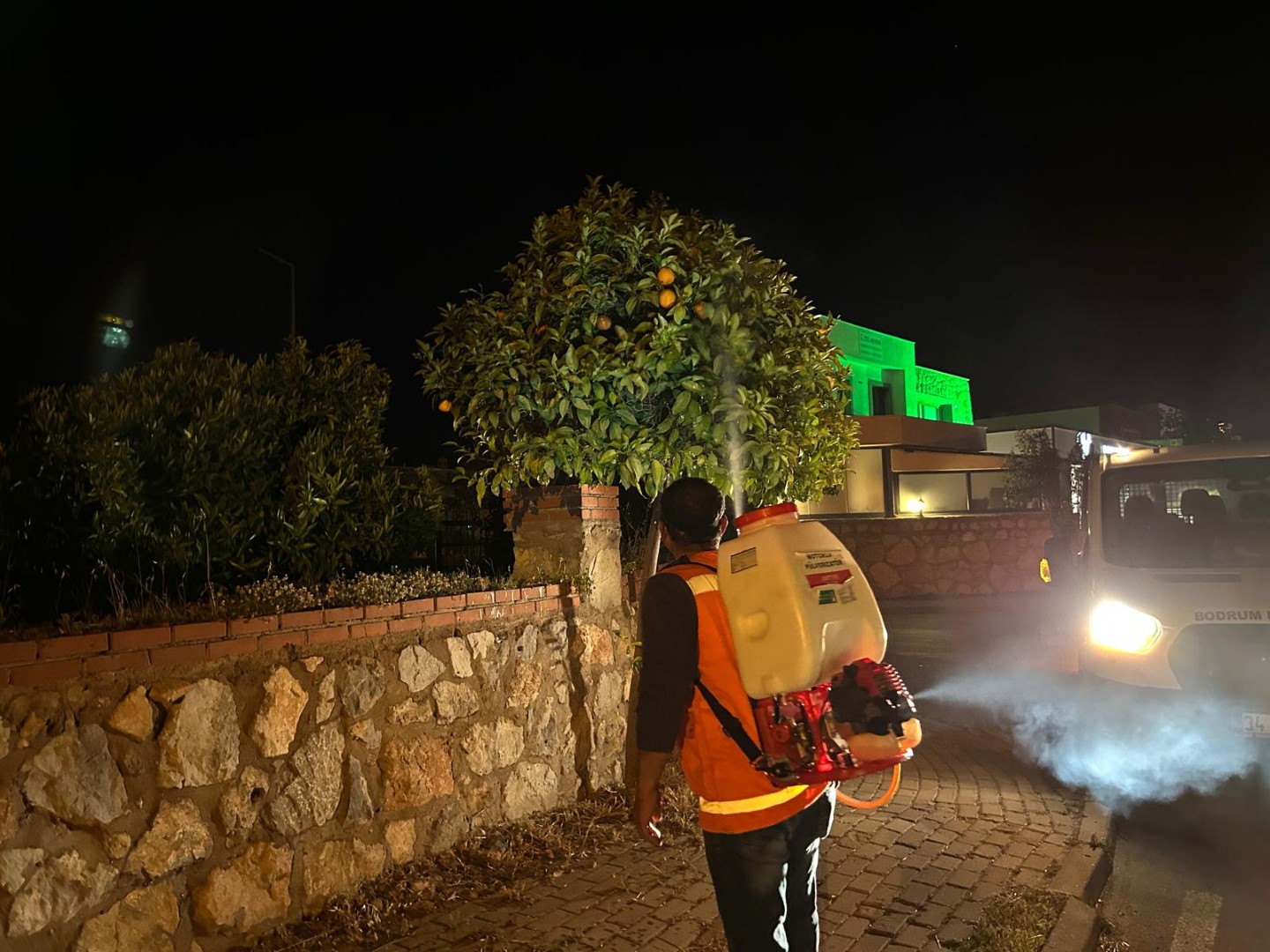 Belediye ekiplerinden gece mesaisi