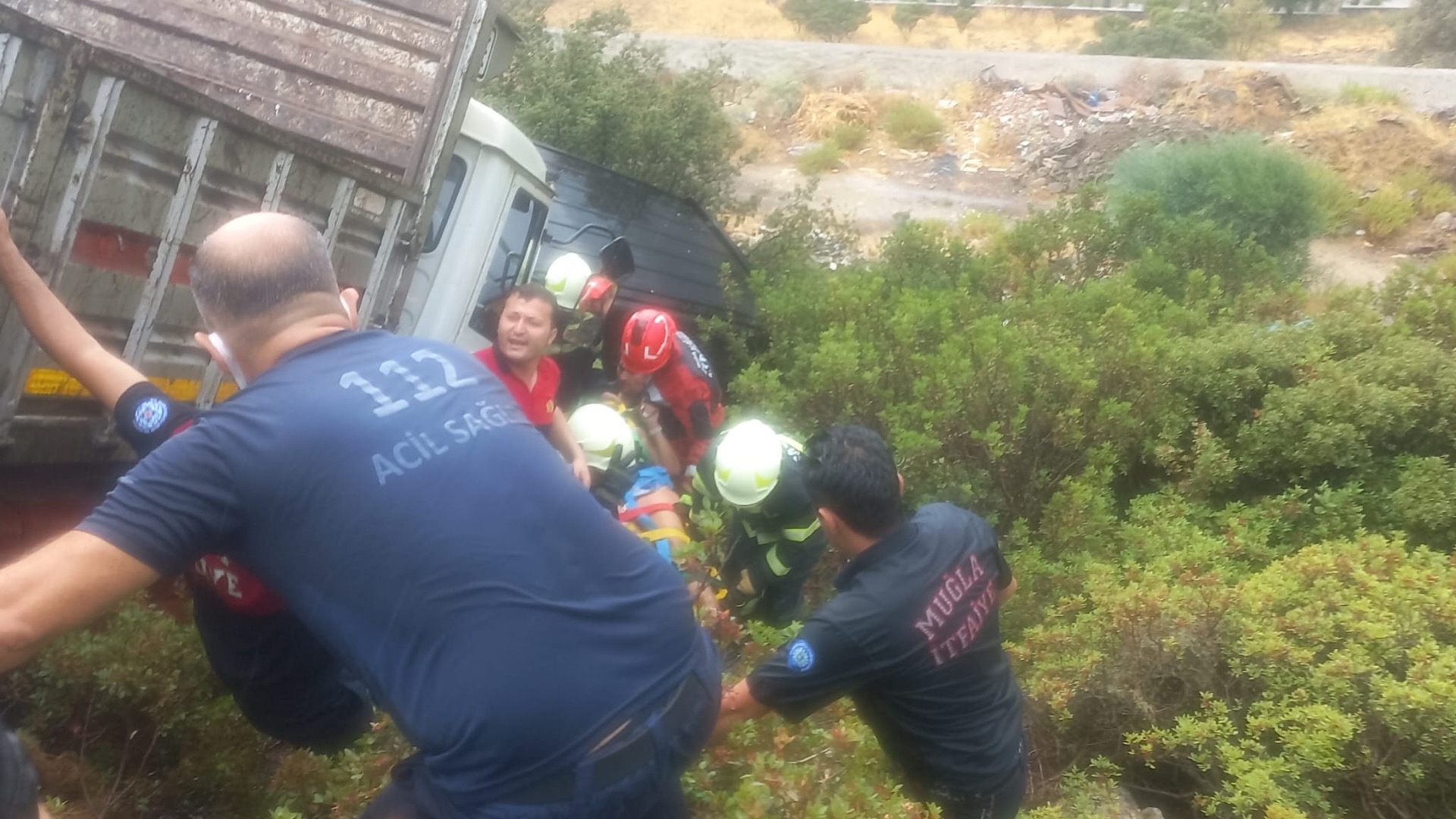  Sanatçı İbrahim Tatlıses, Bodrum'da geçirdiği trafik kazasında araçta sıkıştı. 