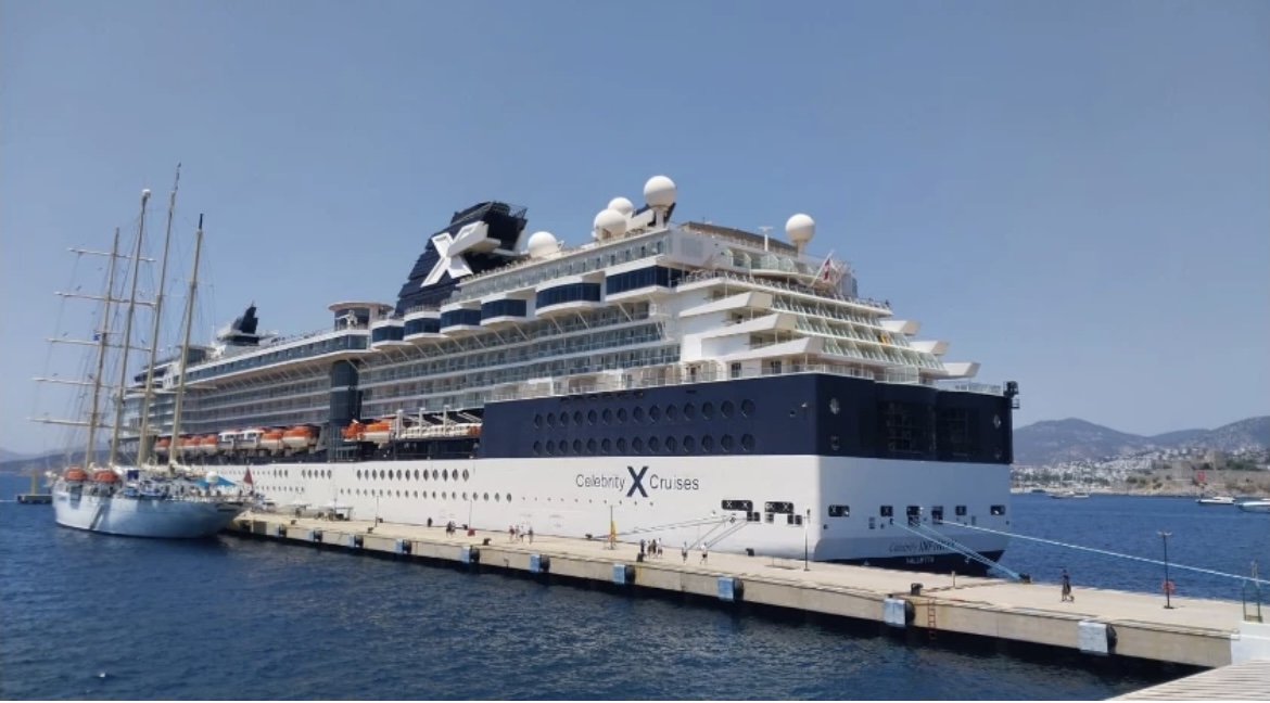 İki kruvaziyer birden Bodrum'da: Binlerce turist Ege'ye geldi