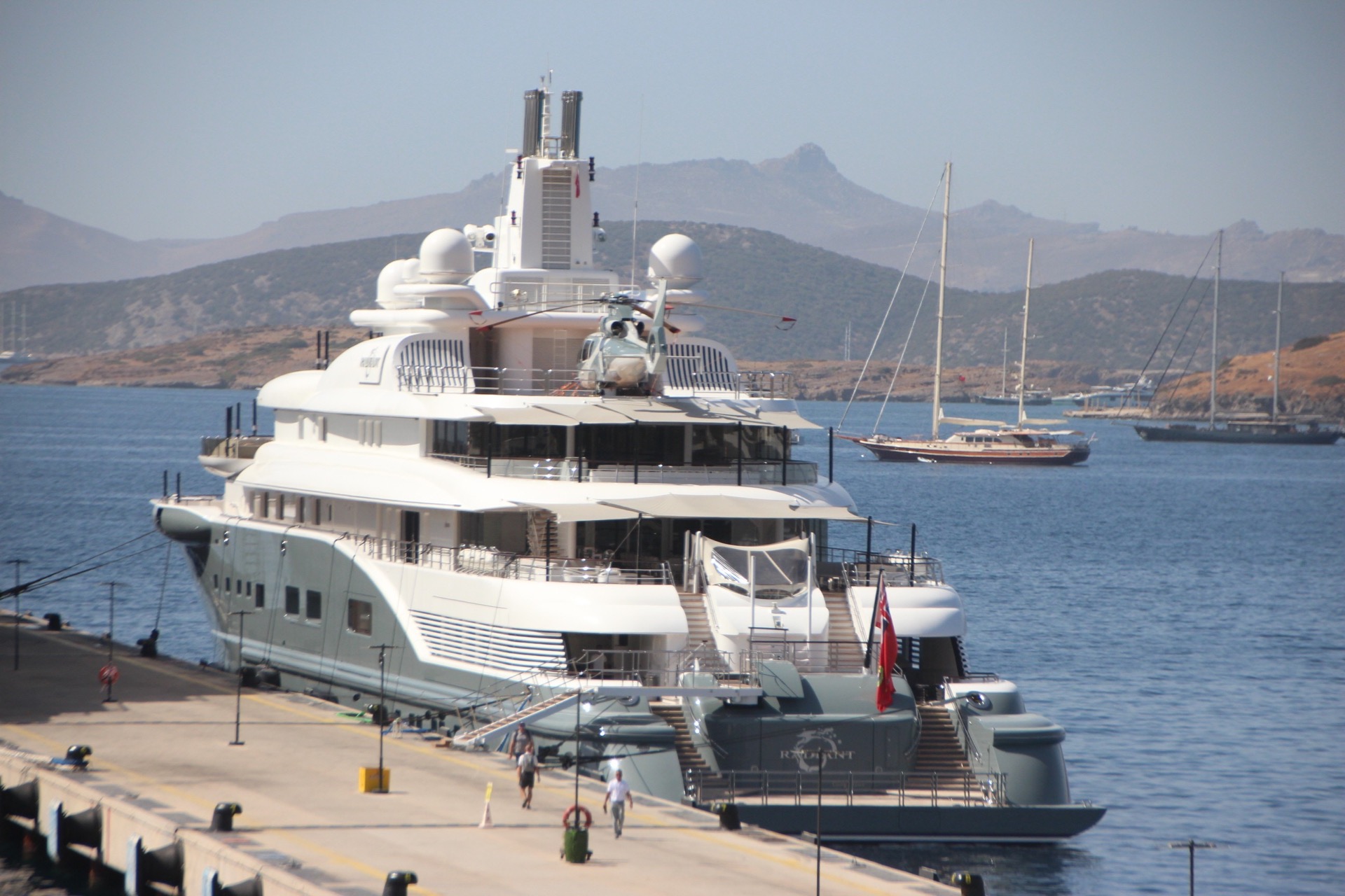 Dubai Emiri Abdulla Al Futtaim'in mega yatı 'Radiant' Bodrum’a demirledi