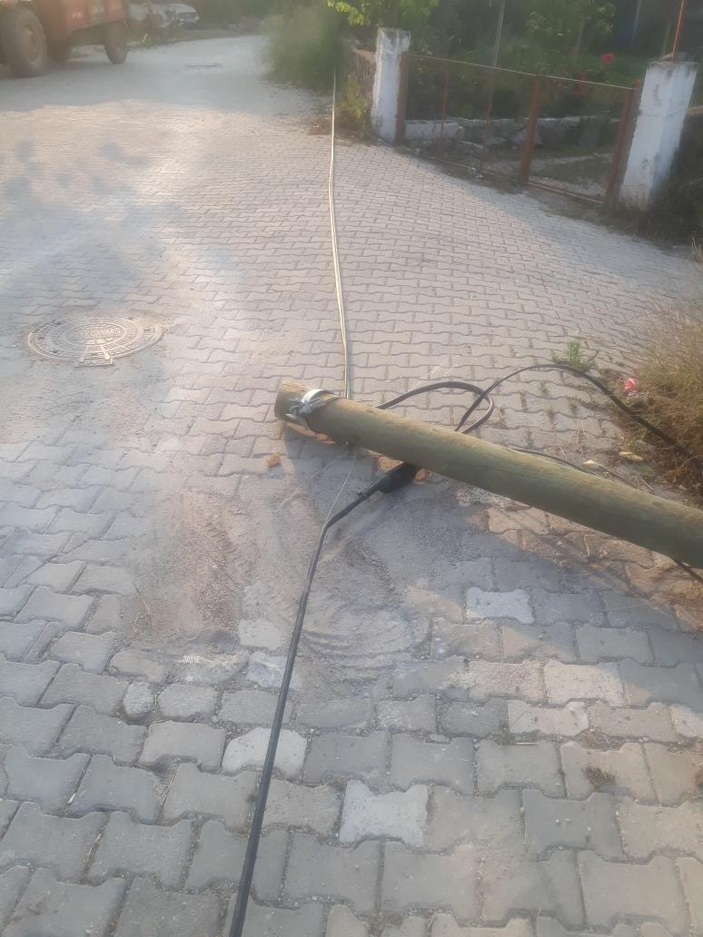 Mumcular’da devrilen telefon direği tehlike saçıyor! 