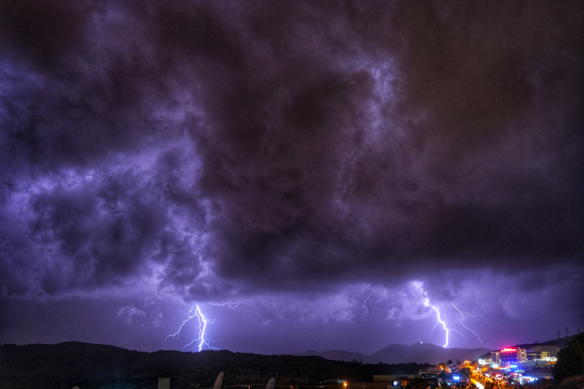 Meteorolojiden gök gürültülü sağanak yağış uyarısı