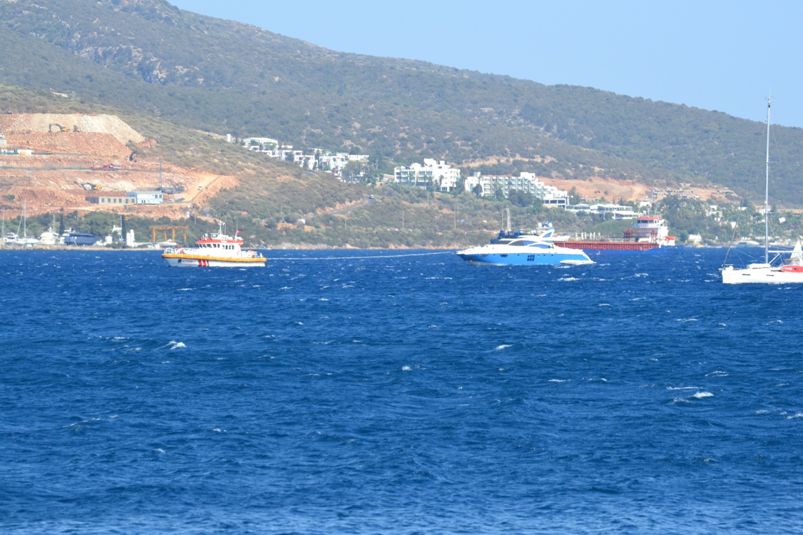 Denizde fırtınalı saatler! Arızalanan Bodrum - Kos feribotunu gemi kurtarma ve sahil güvenlik kurtardı 