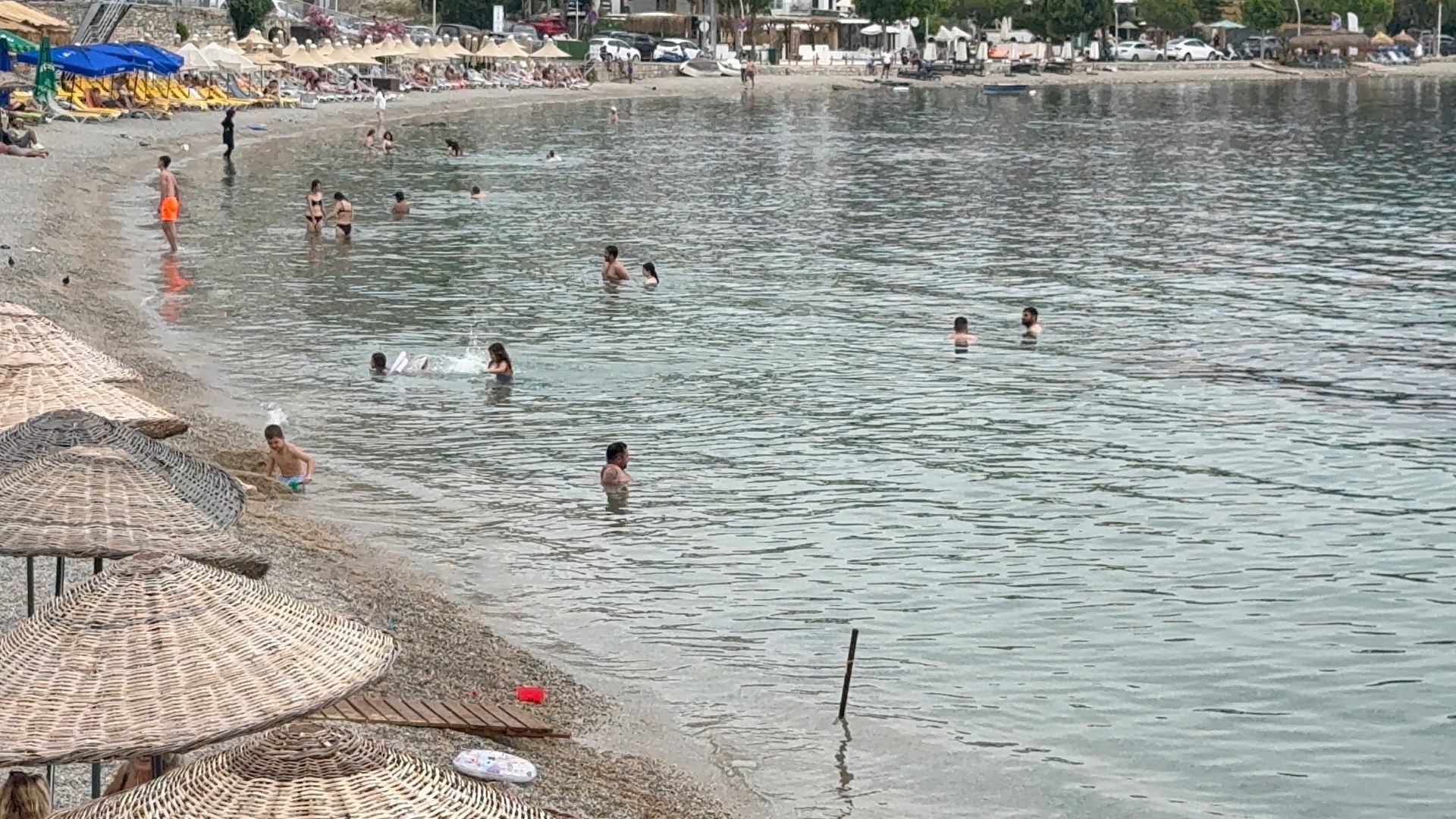 Bodrum'da havaların ısınmasıyla vatandaşlar denize akın etti