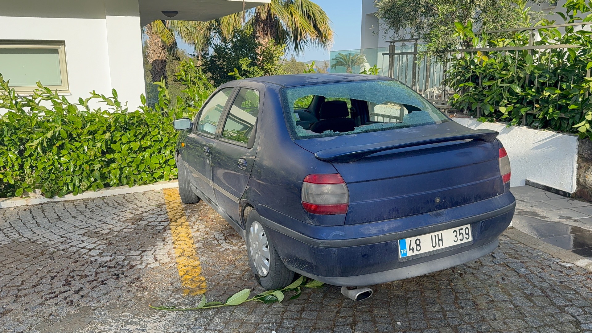 Su borusu bomba gibi patladı, site savaş alanına döndü