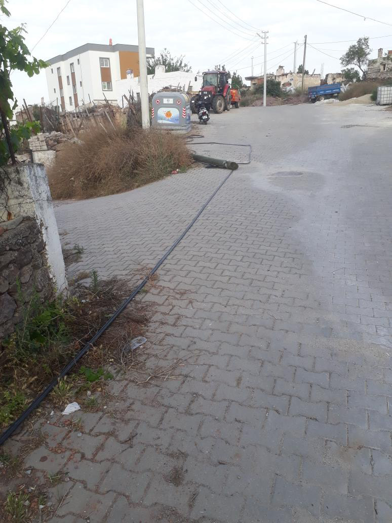 Mumcular’da devrilen telefon direği tehlike saçıyor! 