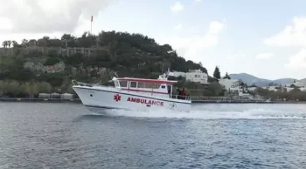 Leros Adası açıklarında parmağı kopan kadın, deniz ambulansıyla Bodrum'a getirildi