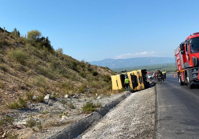 Akaryakıt tankeri devrildi, yakıt sızıntısının alev almaması için ekipler yoğun çaba sarf etti