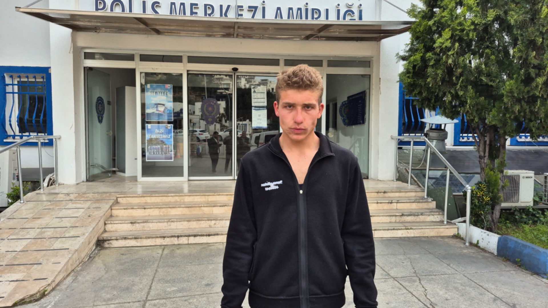 Kağıt toplayıcısı gençten örnek davranış