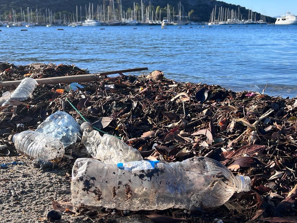 Sahile gelenler, denize sürüklenen çöplerle karşılaştı