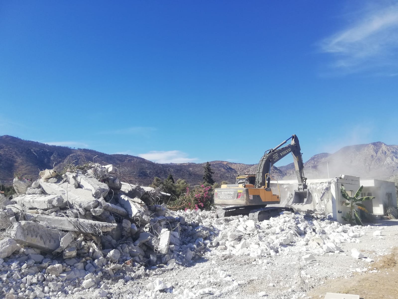 Gökova kıyısında yer alan Çökertme’deki kaçak yapılar yıkılıyor