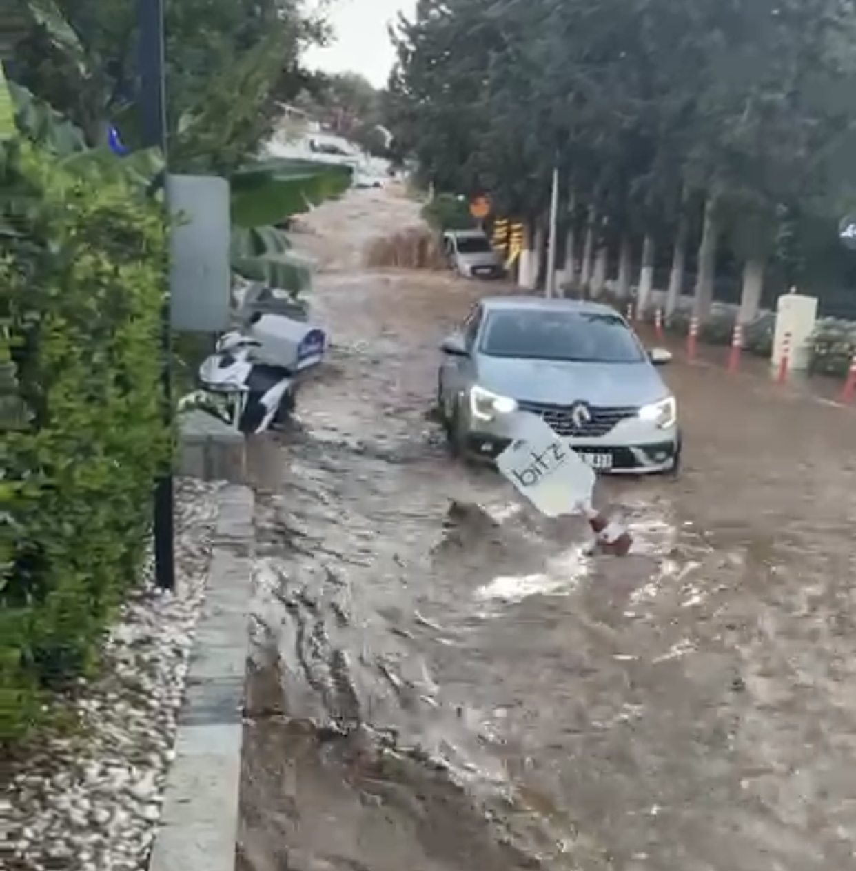 Bitez’i yine su bastı! Vatandaşlar ateş püskürdü!