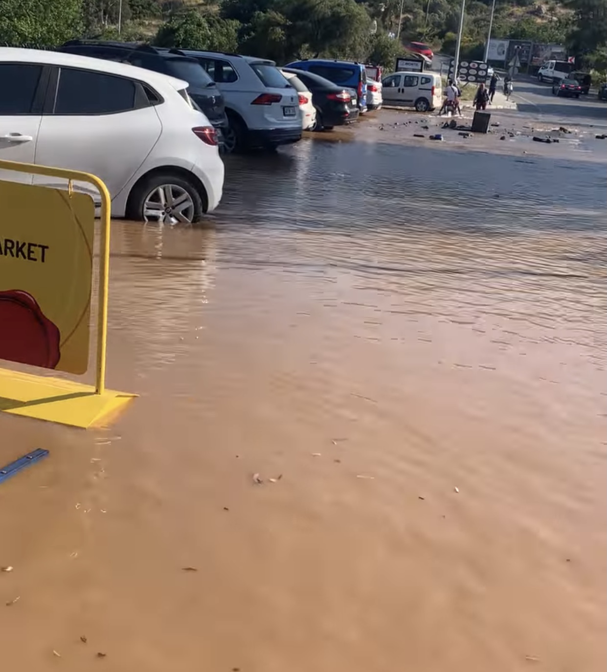 YİNE AYNI REZALET! VATANDAŞ ATEŞ PÜSKÜRDÜ! MUSKİ BİTEZ AKTUR HATTI YİNE PATLADI! 