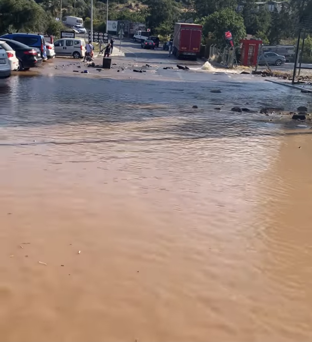 YİNE AYNI REZALET! VATANDAŞ ATEŞ PÜSKÜRDÜ! MUSKİ BİTEZ AKTUR HATTI YİNE PATLADI! 
