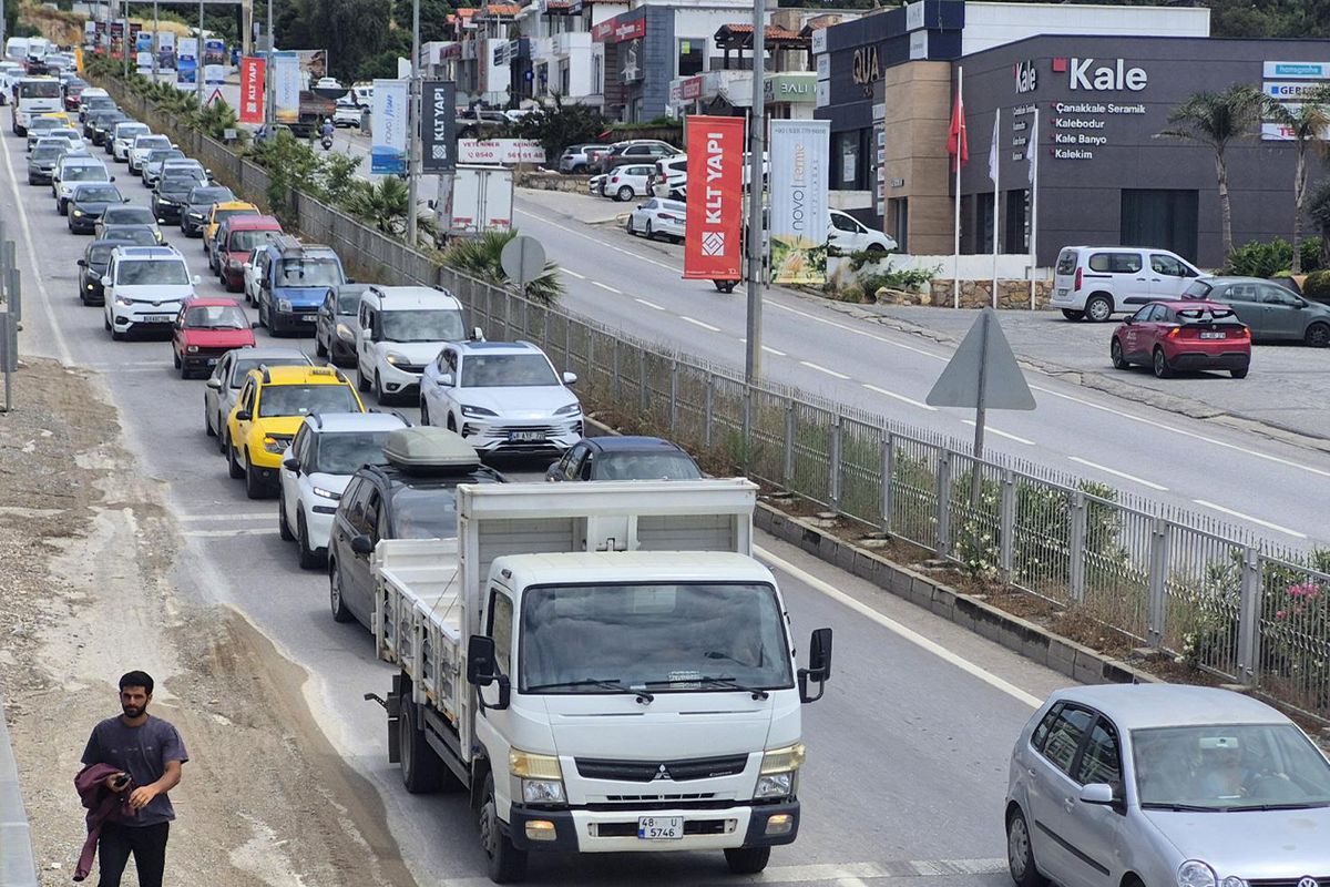 Akın akın geliyorlar! Bodrum’a 24 saatte 20 bin araç giriş yaptı