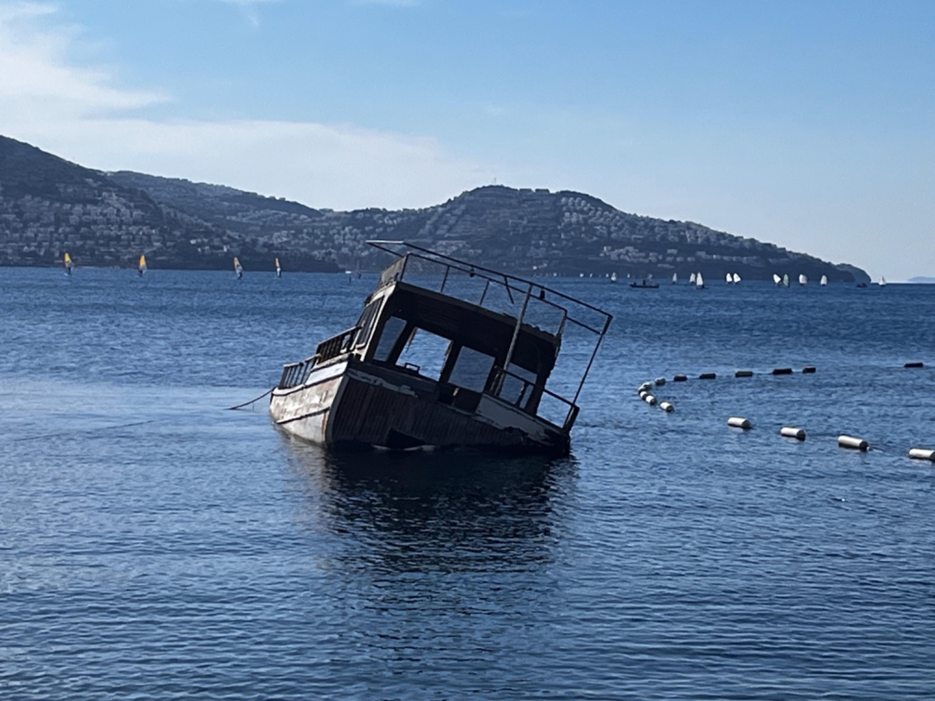 Fırtına ahşap tekneyi alabora etti