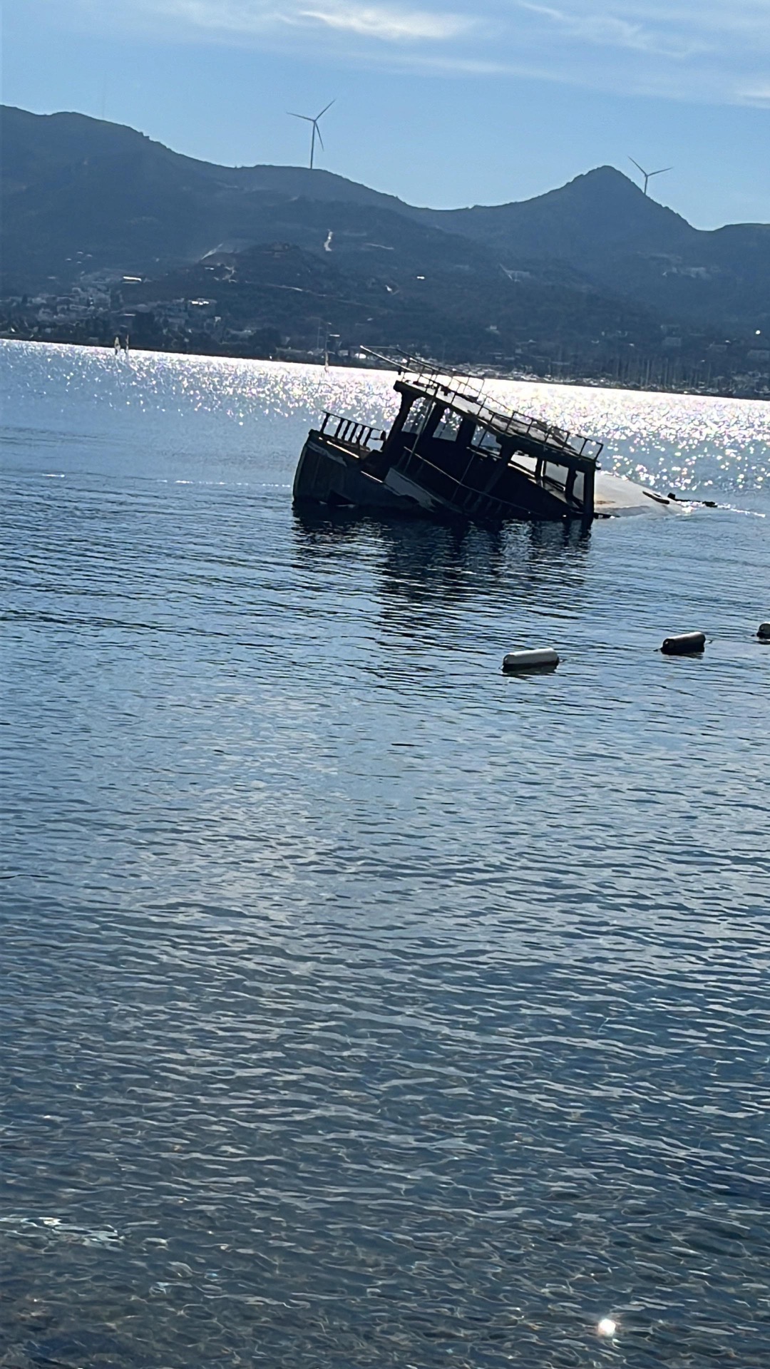 Fırtına ahşap tekneyi alabora etti