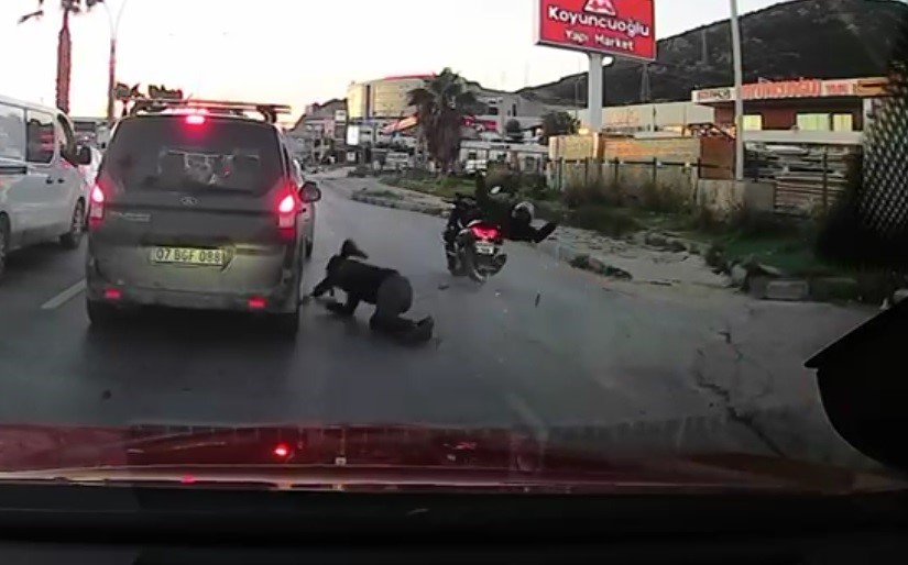 Bodrum’da motosiklet sürücüsü şerit ihlali yapıp yayaya çarptı