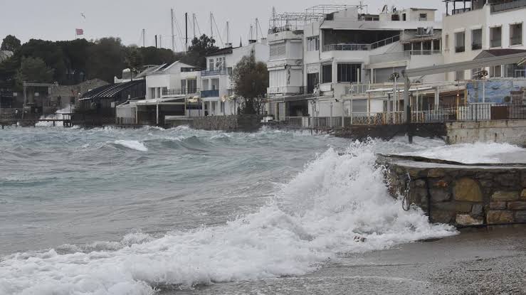 Bodrum’da feribot seferlerine fırtına engeli