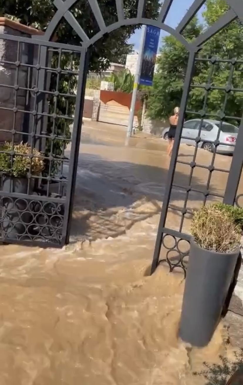 Turistler akan suyu foseptik suyu sanıp denize girmedi 