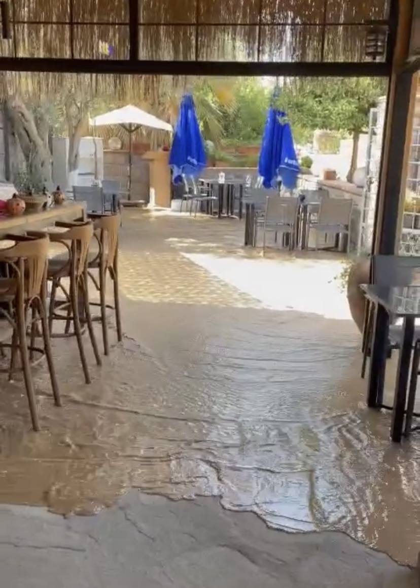 Turistler akan suyu foseptik suyu sanıp denize girmedi 