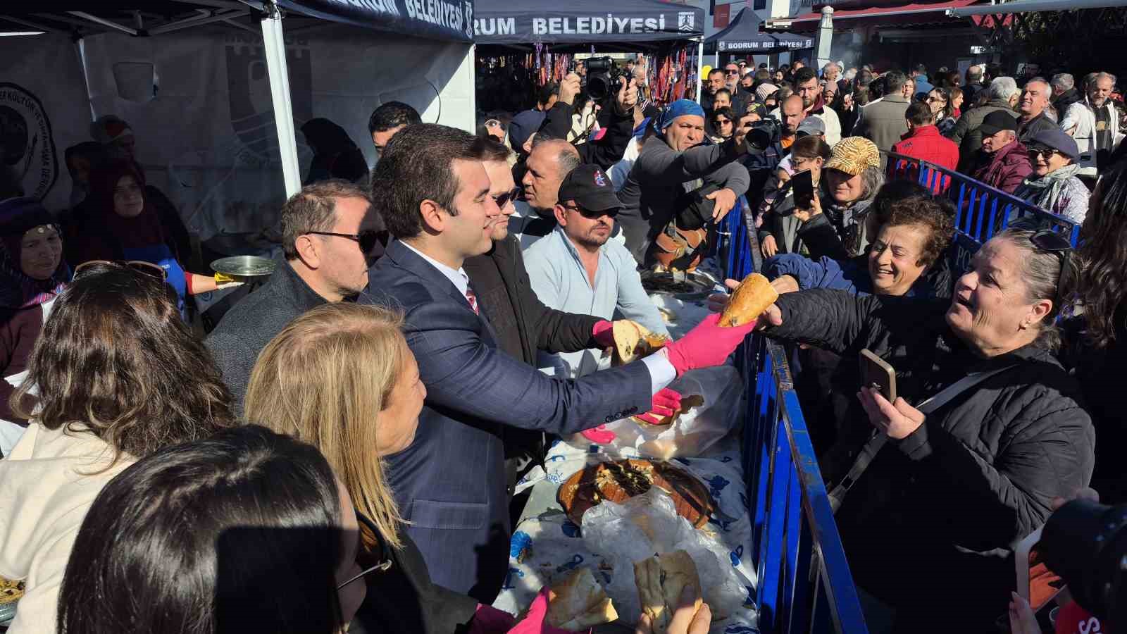 Bodrum’da Hamsi Festivali Coşkusu: 3 Ton Hamsi Pişirilerek Dağıtıldı 