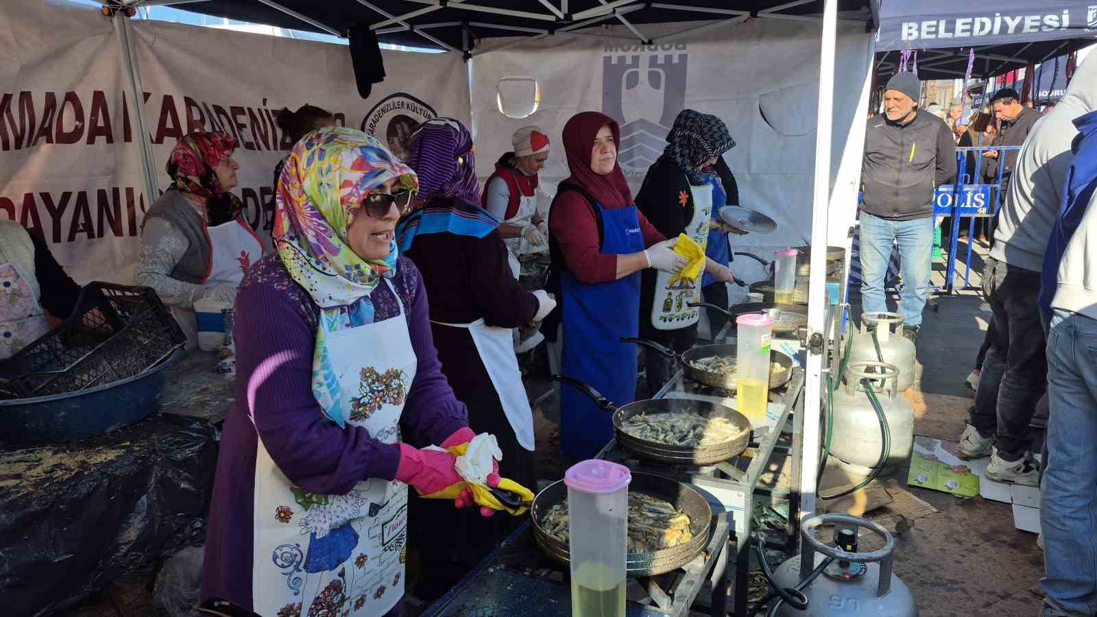 Bodrum’da Hamsi Festivali Coşkusu: 3 Ton Hamsi Pişirilerek Dağıtıldı 