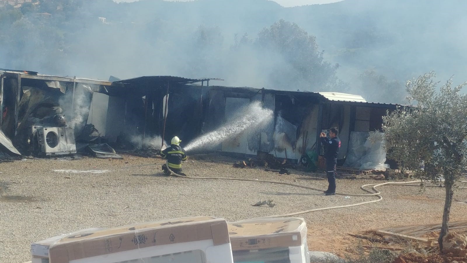 Bodrum Yalıçiftlik’te konteynerler alev alev yandı