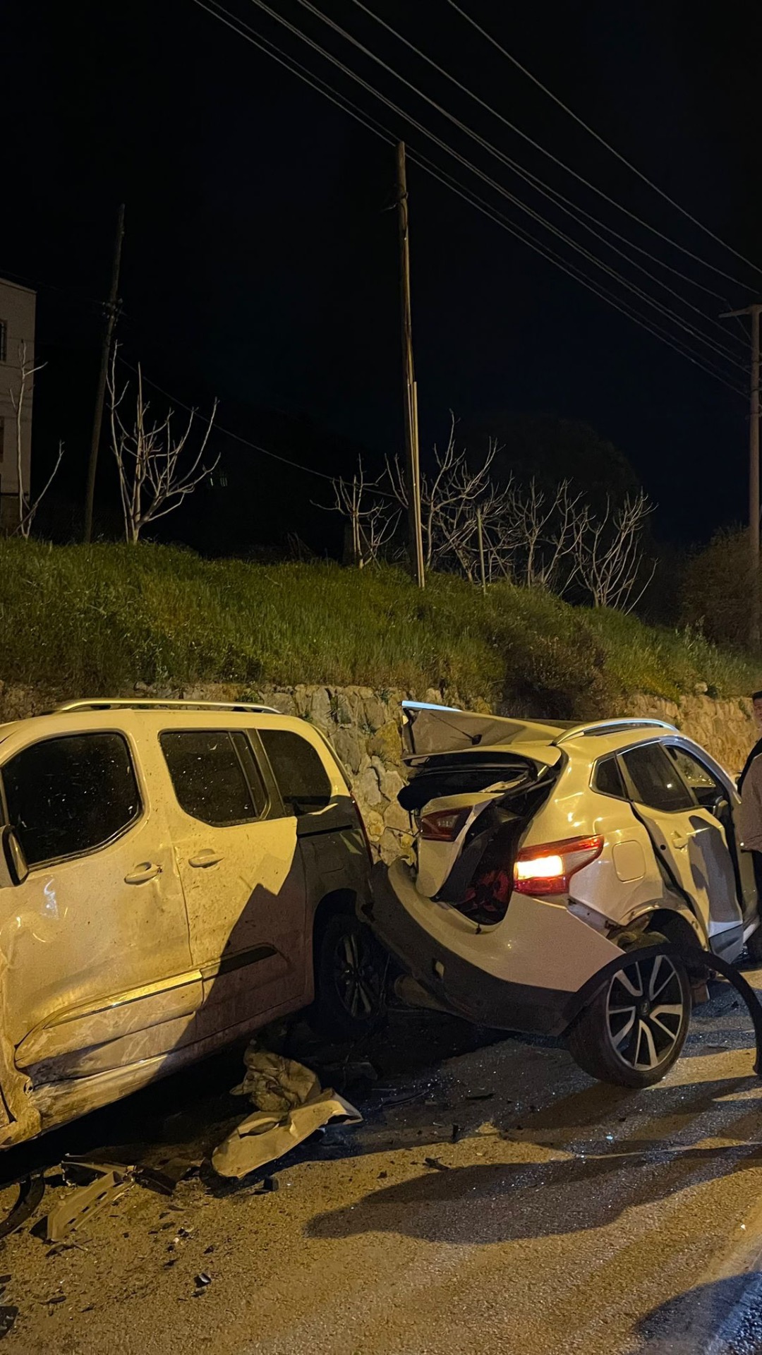 4 araca çarpan kamyonetin karıştığı kazada 1 kişi yaralandı