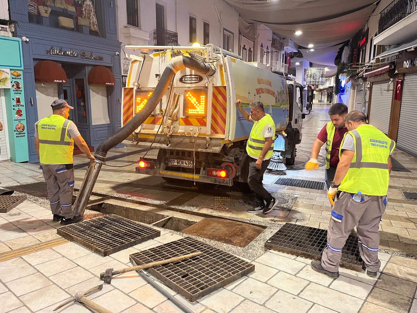 Çarşı Mahallesi’nde Mazgal Temizliği ve İlaçlama Çalışması