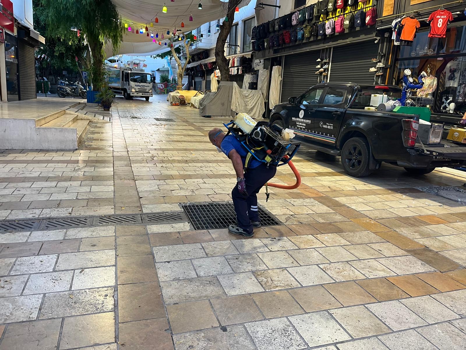 Çarşı Mahallesi’nde Mazgal Temizliği ve İlaçlama Çalışması