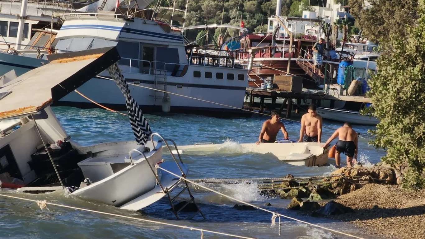 Bodrum’da Fırtına: Kayıklar Battı, Seferler İptal Edildi