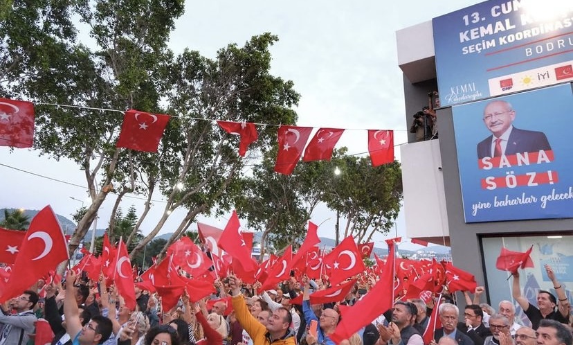 ÖZGÜR ÖZEL: “OĞAN, İLK TURDAKİ TEZLERİNİ TERK ETTİ”