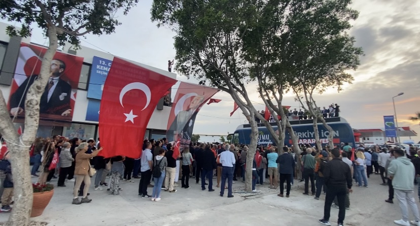 ÖZGÜR ÖZEL: “OĞAN, İLK TURDAKİ TEZLERİNİ TERK ETTİ”