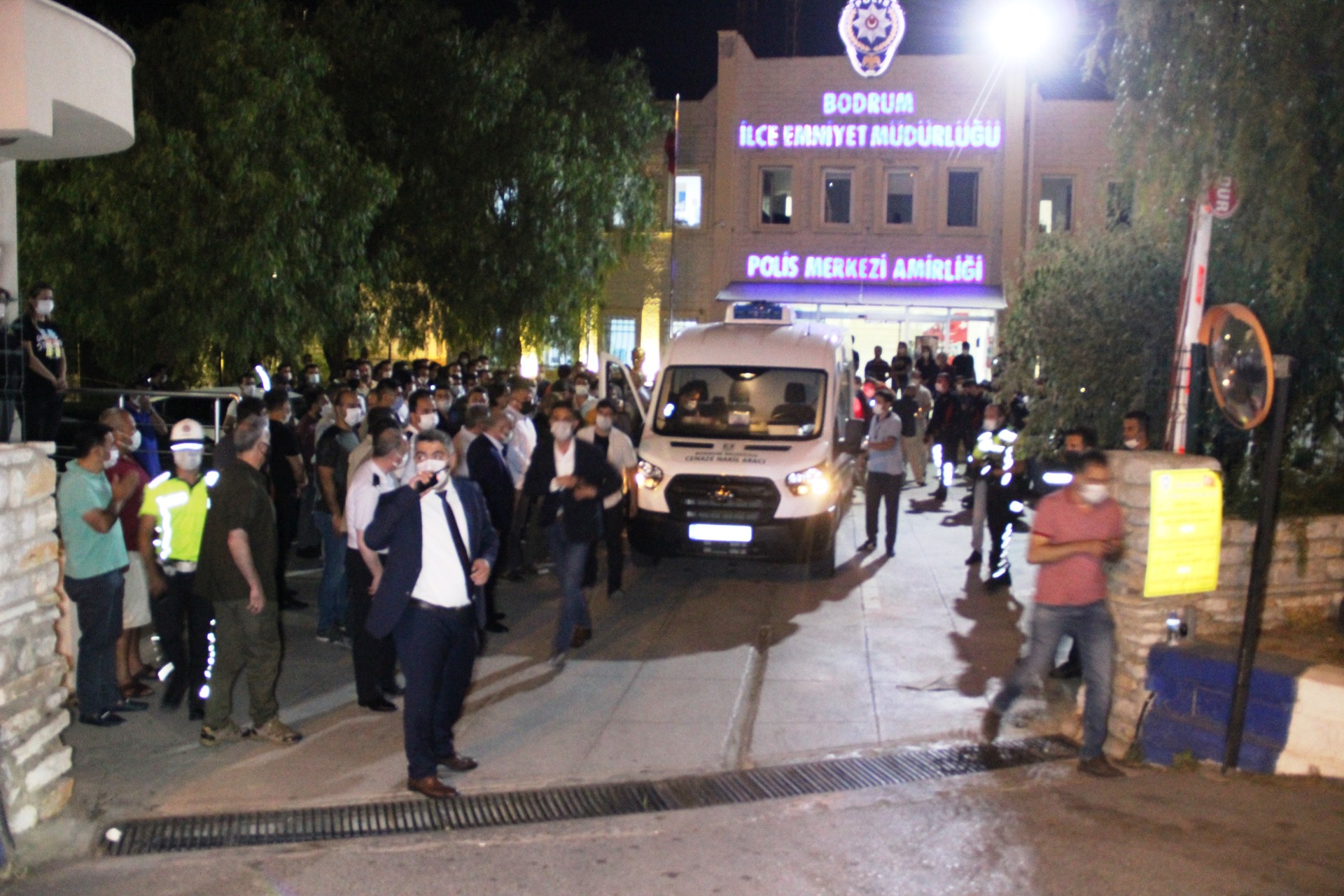 ŞEHİT POLİS DUALARLA MEMLEKETİNE UĞURLANDI