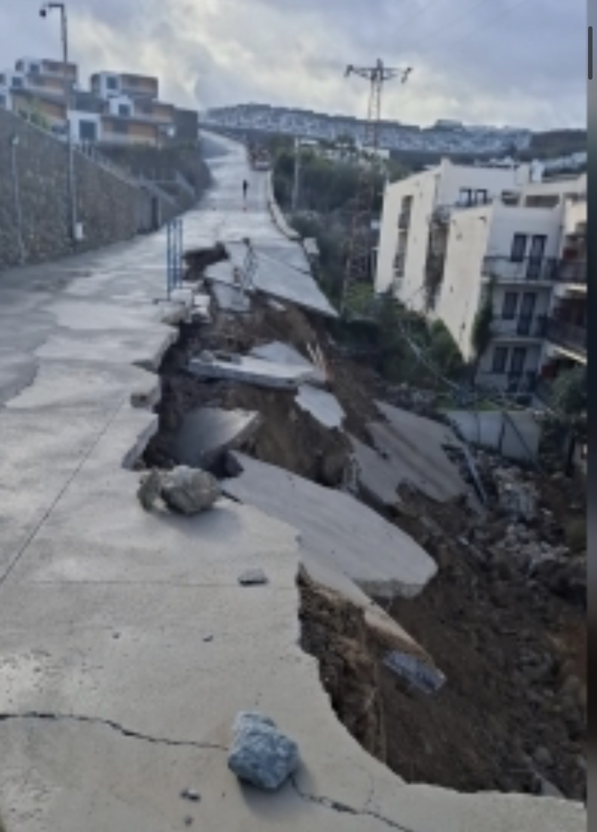 Gümüşlük Karakaya’da İmar Yolu Çöktü: Yağış Sonrası Altyapı Alarm Veriyor