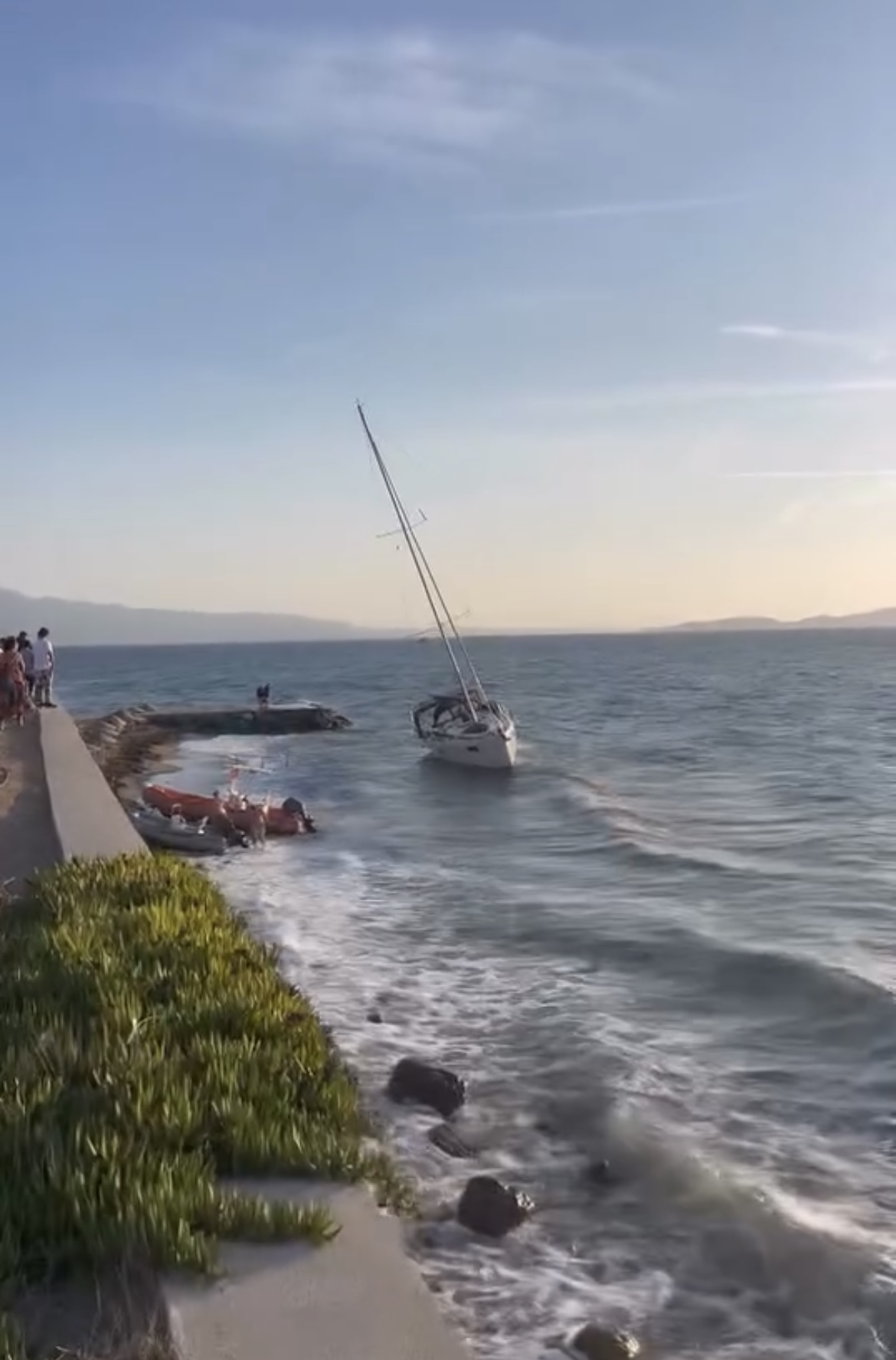 Bodrum’da Fırtına Nedeniyle Tekne Karaya Oturdu