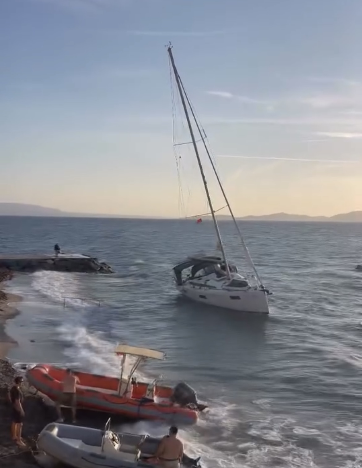 Bodrum’da Fırtına Nedeniyle Tekne Karaya Oturdu
